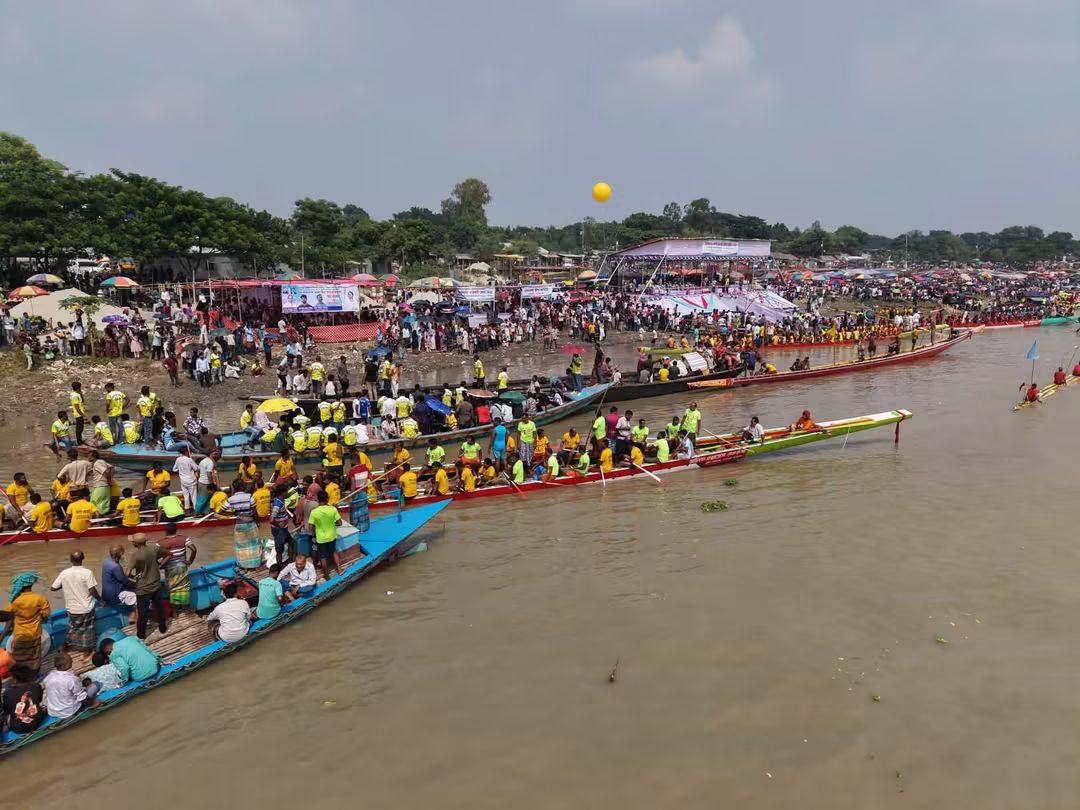 কালীগঙ্গায় নৌকাবাইচ: বৈঠার ছন্দে ছুটল ২২ নৌকা