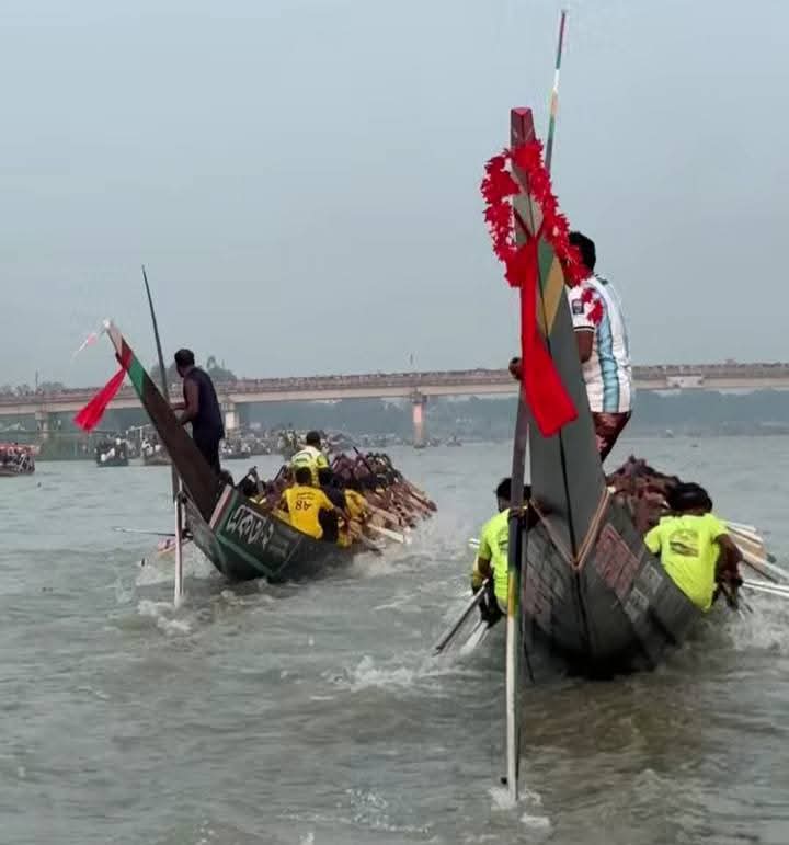 কালীগঙ্গায় নৌকাবাইচ: বৈঠার ছন্দে ছুটল ২২ নৌকা