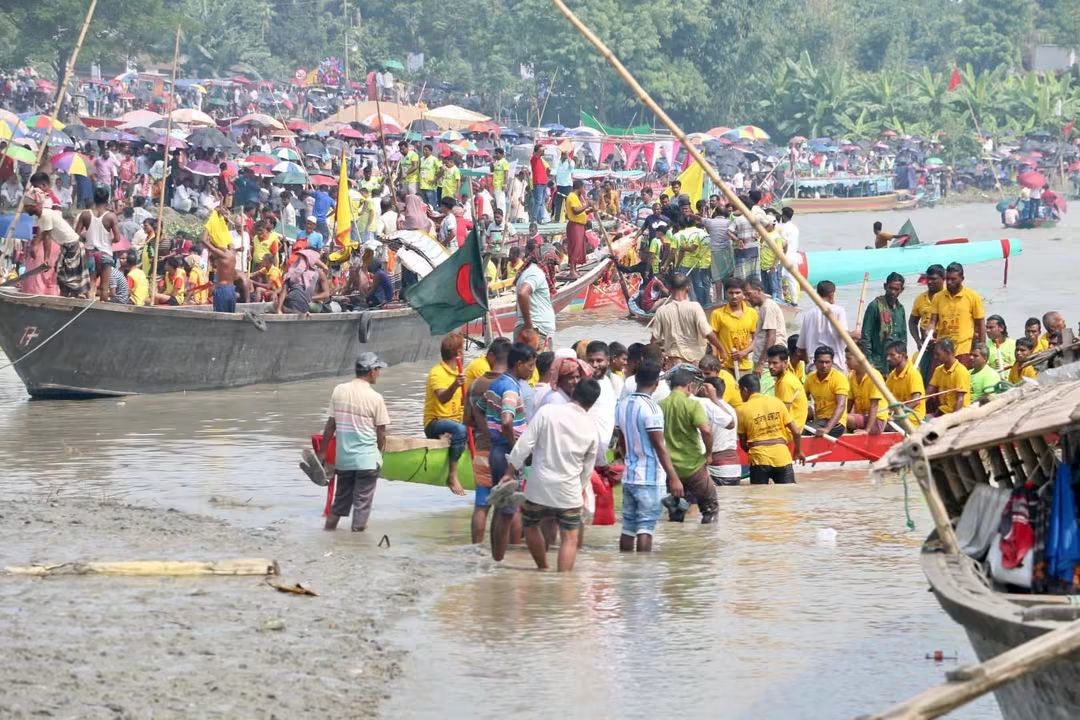 কালীগঙ্গায় নৌকাবাইচ: বৈঠার ছন্দে ছুটল ২২ নৌকা