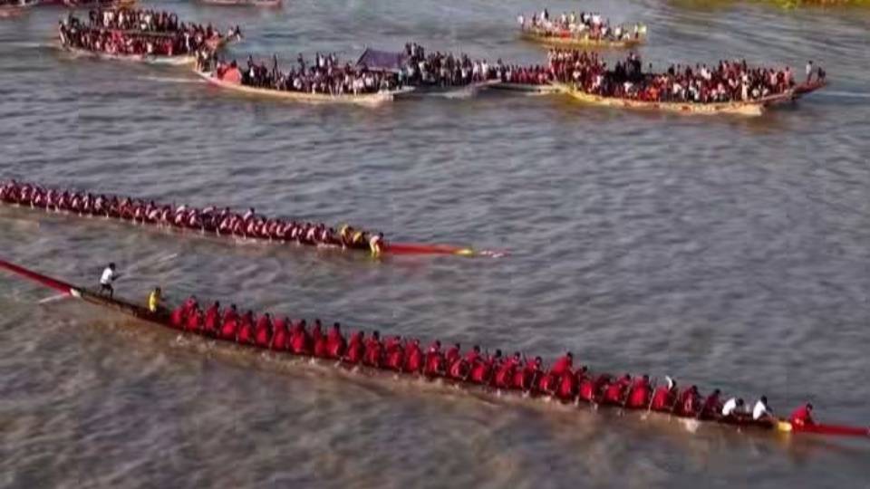 কালীগঙ্গায় নৌকাবাইচ: বৈঠার ছন্দে ছুটল ২২ নৌকা