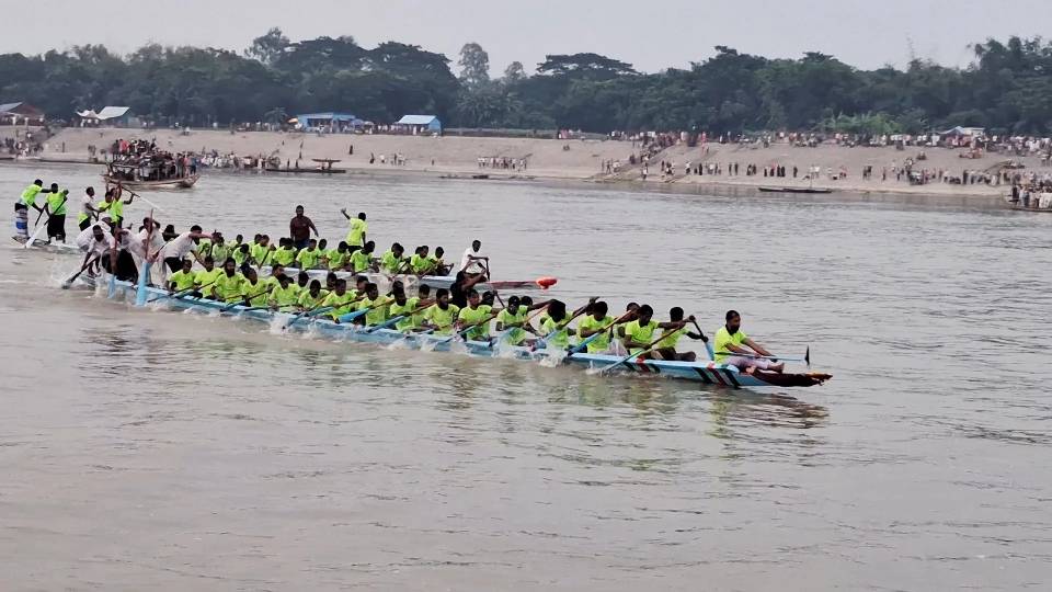 কিশোরগঞ্জের পাকুন্দিয়ার দক্ষিণ চরটেকীতে ব্রহ্মপুত্র নদে নৌকাবাইচ; প্রতিযোগিতার নৌকার দৌড় দেখতে দুই পারে জড়ো হন দর্শকেরা।