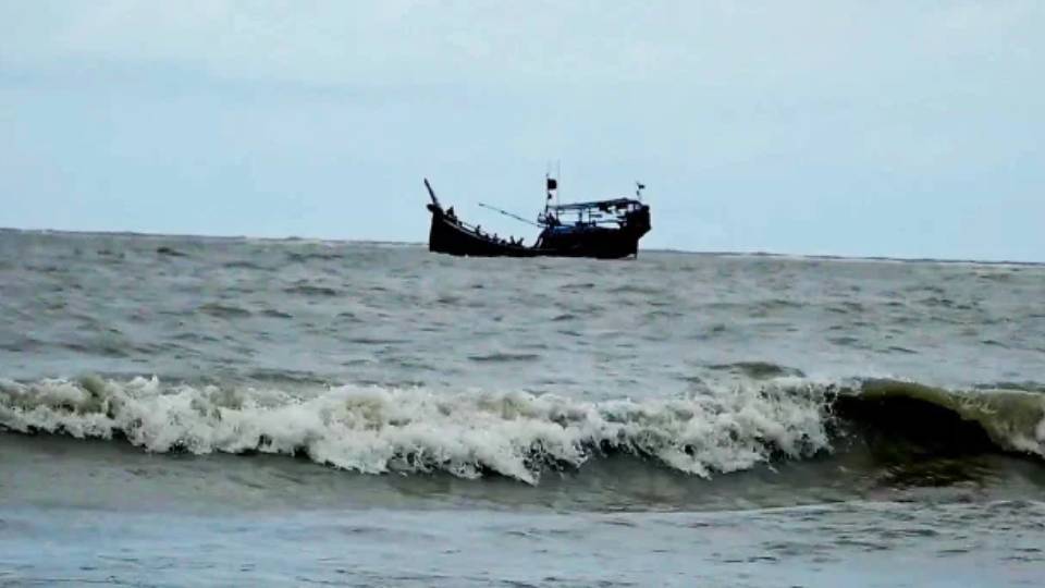 বঙ্গোপসাগরে লঘুচাপের প্রভাবে উত্তাল সাগর