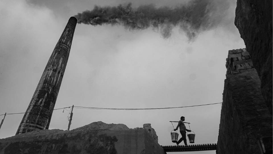 brick-field-emitting-black_smoke-pexels-sahitya-chowdhary.jpg