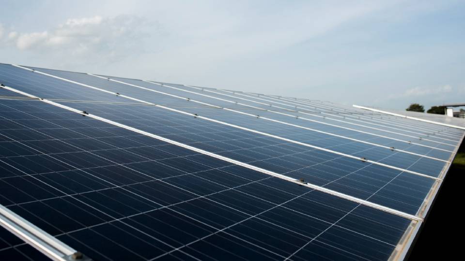 Solar_cell_farm.jpg