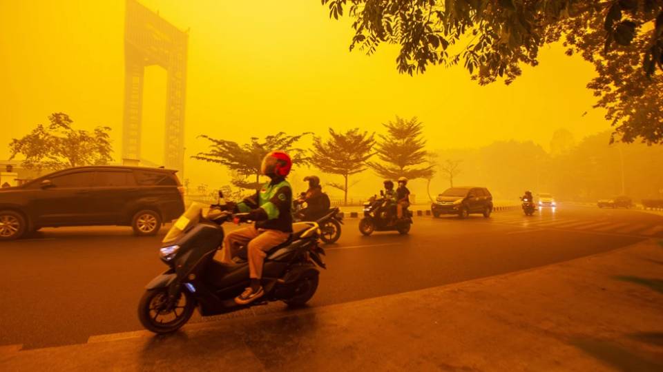 Wildfires_have_caused_thick_haze_on_the_streets_in_Indonesia.jpg