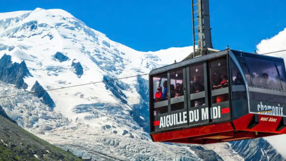 cable_car_traverses_the_slopes_of_Mont-Blanc_in_Haute-Savoie-France.jpg